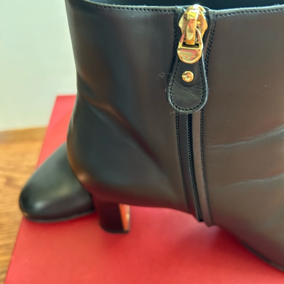 Salvatore Ferragamo boots in great used condition, worn once, size 9.5 - Picture 2 of 6